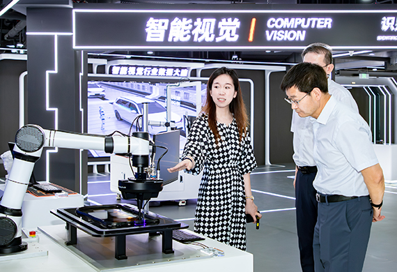 北京市科委、中关村管委会党组书记、主任张继红一行调研中科摇橹船